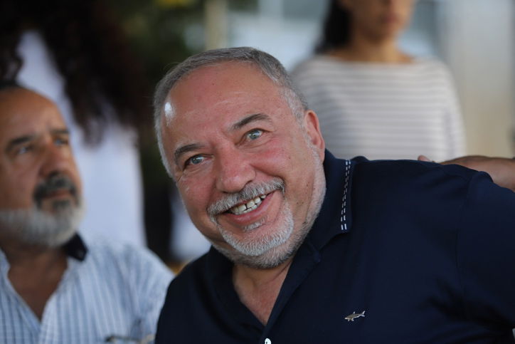 ליברמן רוצה לבטל את פטור המע"מ ברשת