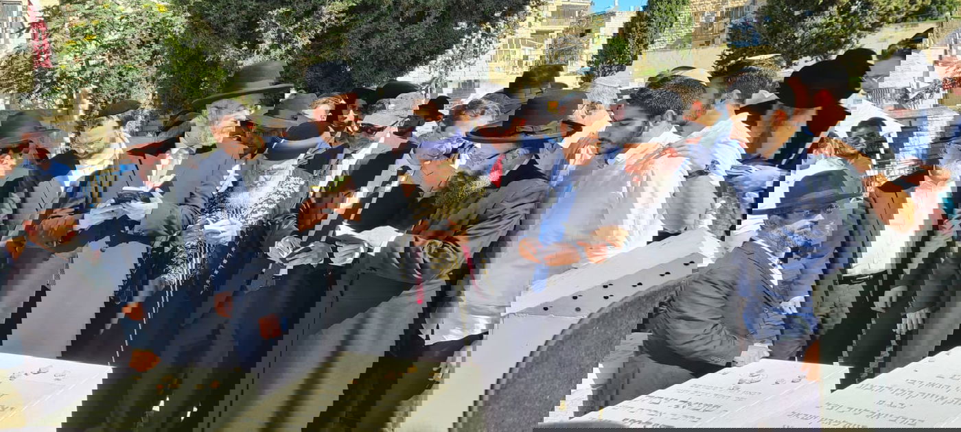 הנשיא הנבחר עלה לקבר סבו הרב הרצוג זצ"ל ואמר קדיש