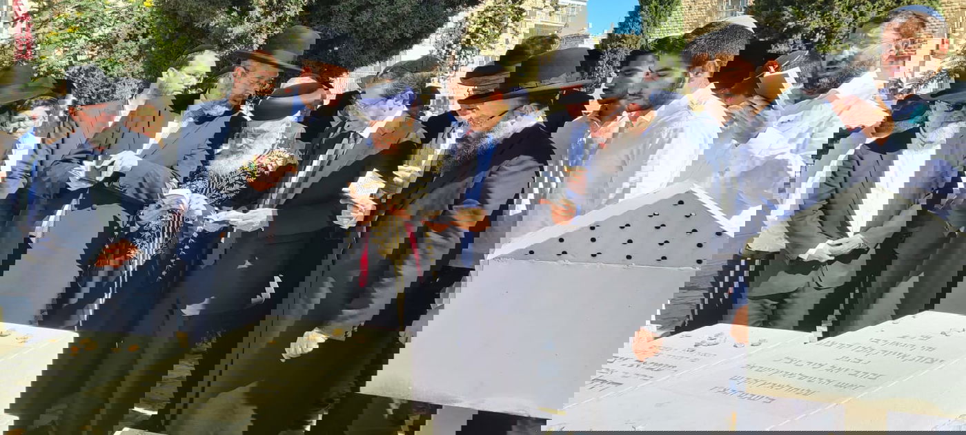 הנשיא הנבחר עלה לקבר סבו הרב הרצוג זצ"ל ואמר קדיש