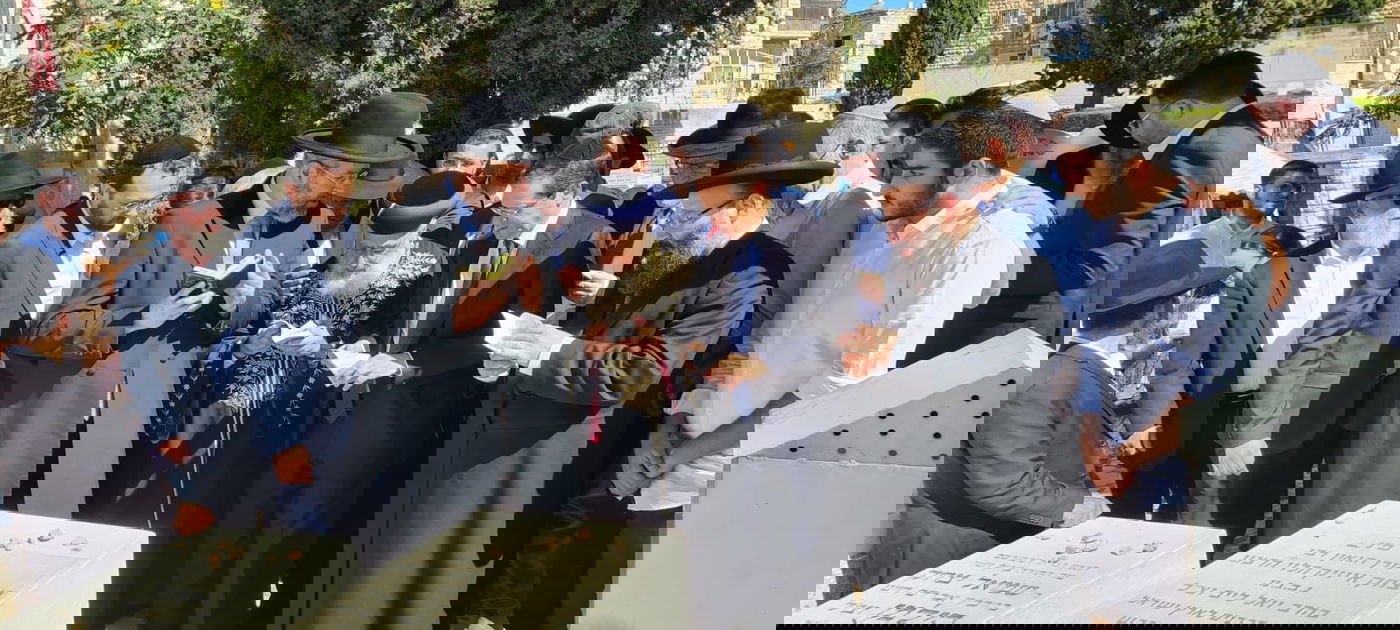 הנשיא הנבחר עלה לקבר סבו הרב הרצוג זצ"ל ואמר קדיש