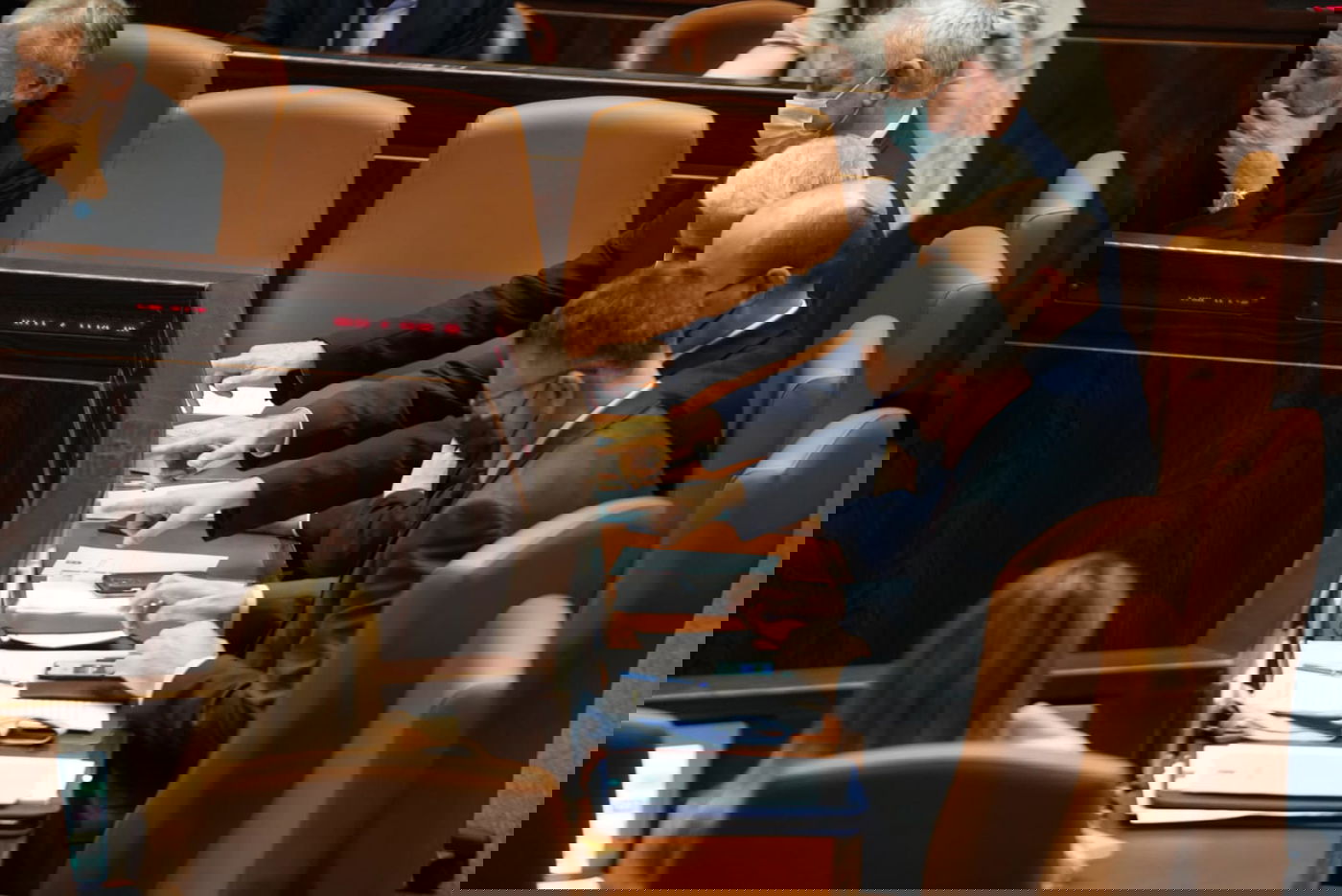 מליאת הכנסת, הלילה