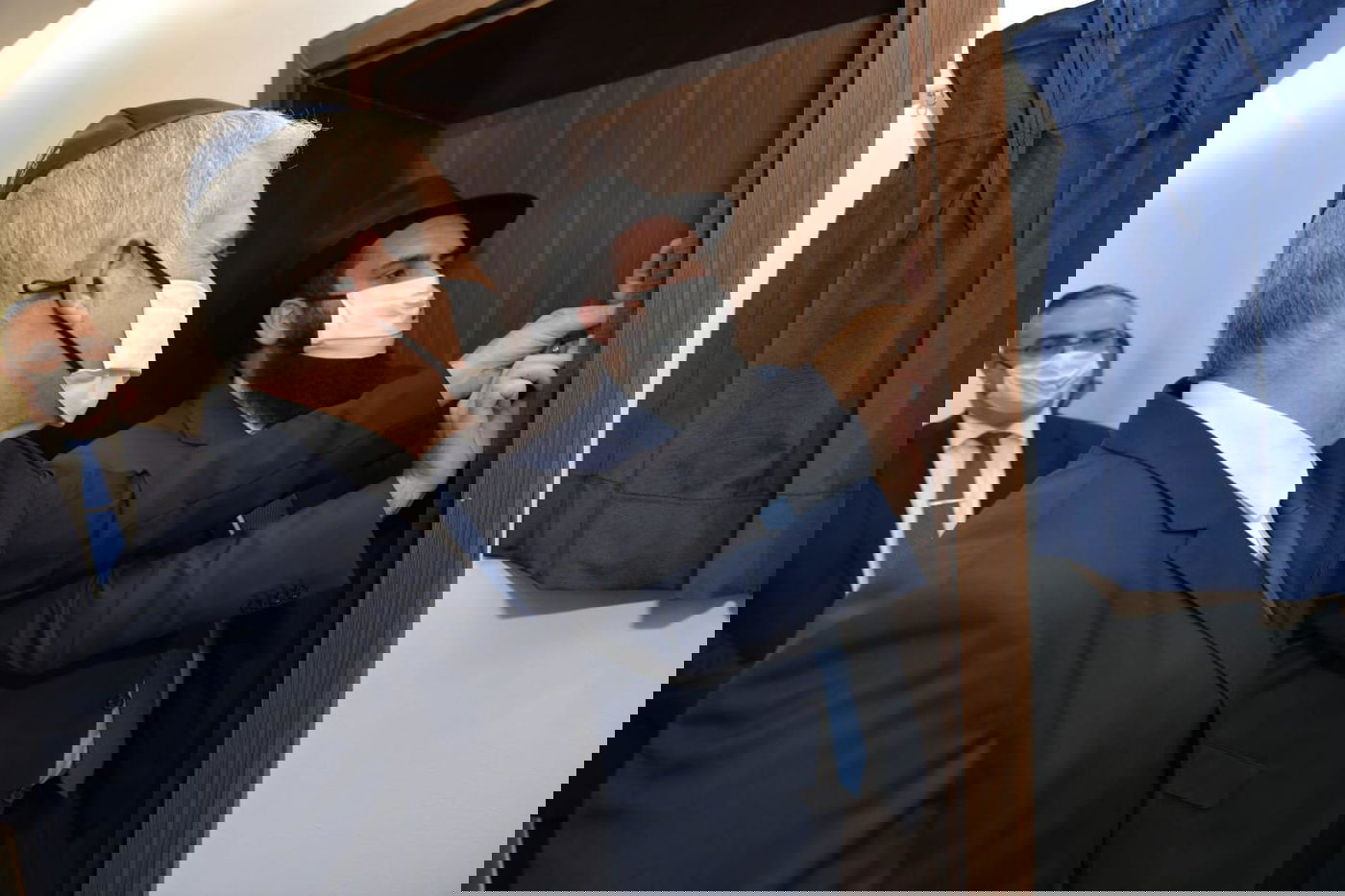 חניכת השגרירות באמירויות - בקביעת מזוזה