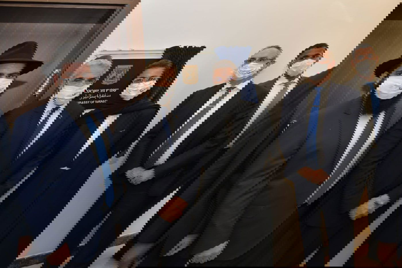 חניכת השגרירות באמירויות - בקביעת מזוזה