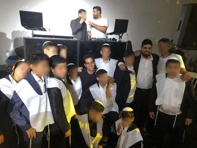 אביב גפן שימח ילדי בר מצווה חרדים • צפו