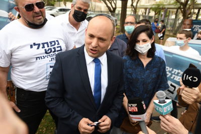 ראש הממשלה בנט ורעייתו בבחירות האחרונות