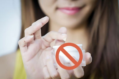 בעוד שהקוסמטיקה מטפלת בנו מהצד החיצוני, מוצרים ממשפחת הנוטרי-קוסמטיקה מסייעים לתהליכים פיזיולוגיים המתרחשים בגוף שלנו