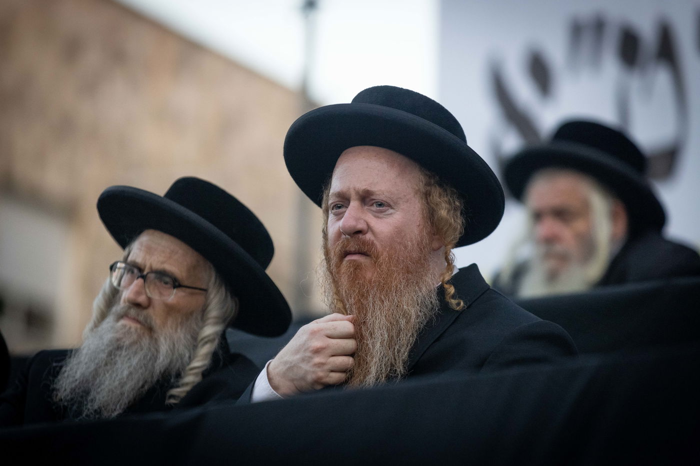 בעצרת על כבוד הגאב"ד - מחאה על כבוד הראב"ד