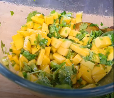 סלט מנגו חריף שמתקתקים בכמה דקות