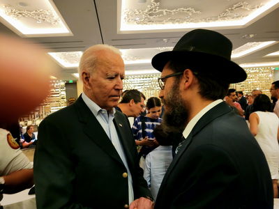 ביידן עם שלוחי חב"ד