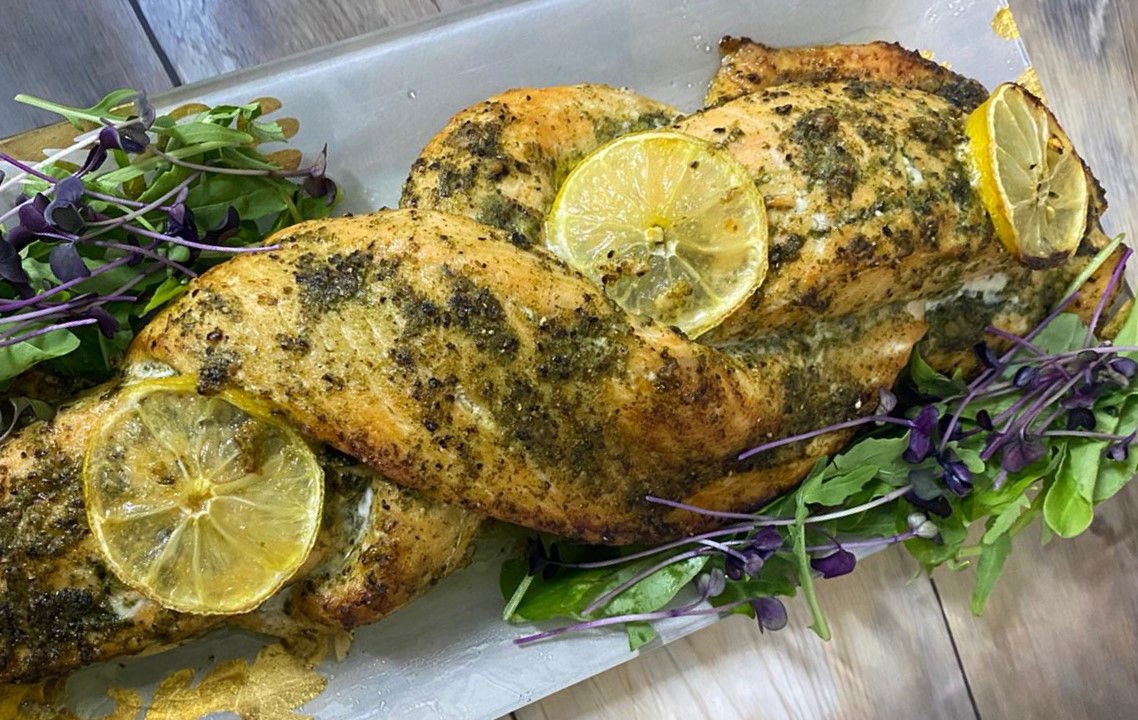 חלת סלמון - רצועות דג קלועות ואפויות ברוטב פסטו