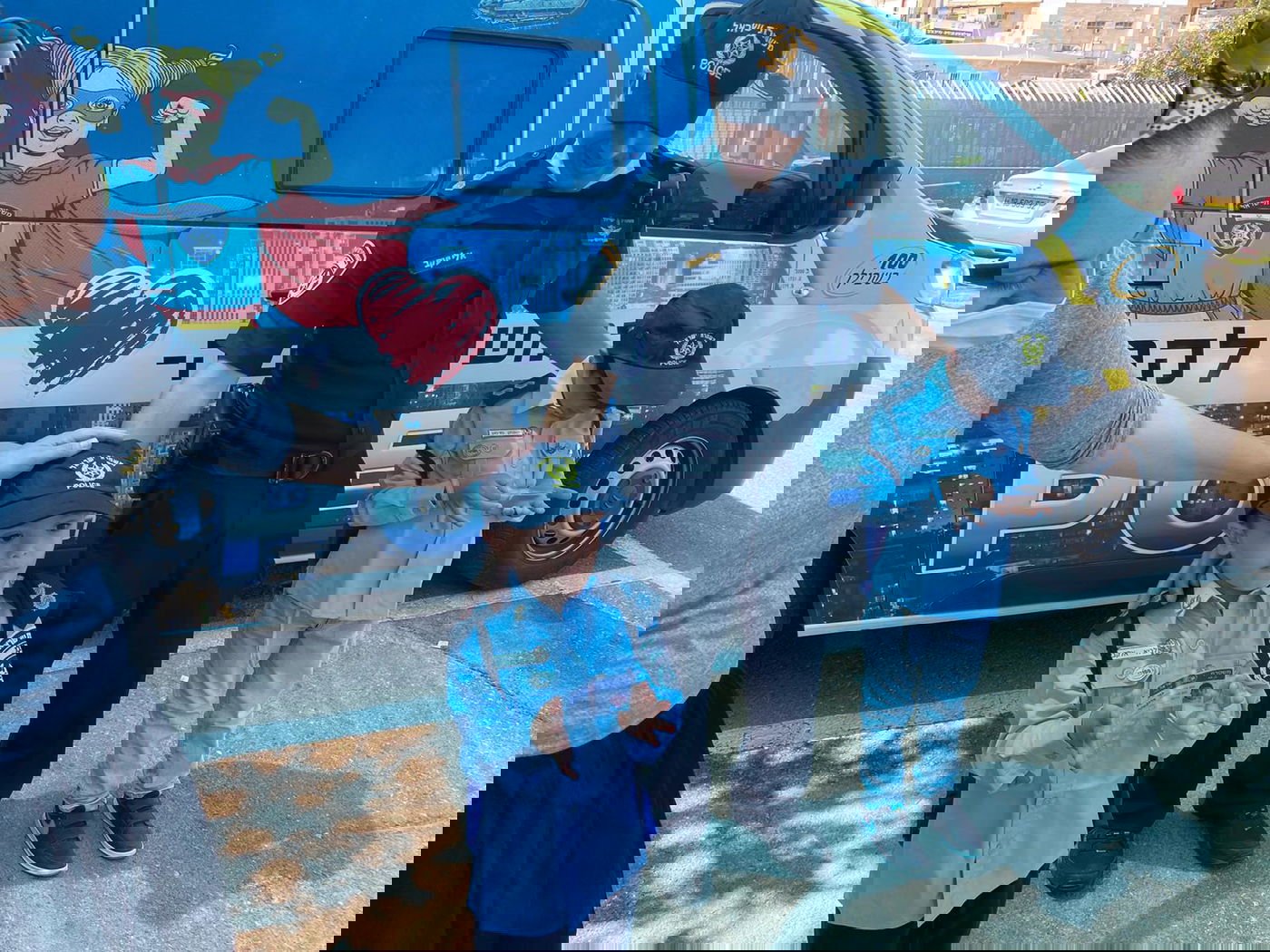 אלעד: כך הגשימו שוטרים חלום לילדים; צפו