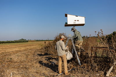 אנשי הרשות לשמירת הטבע מטפלים בקן ינשופים בצפון
