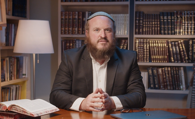 האם לבכות בט' באב או לעזור ליהודי?  / צפו