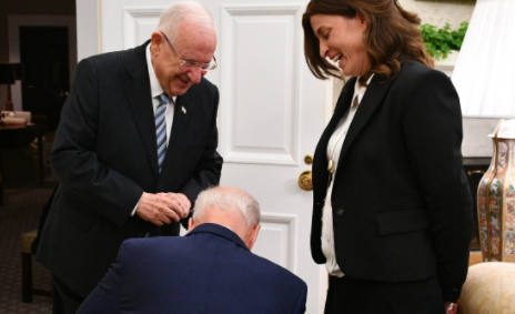 מדוע כרע הנשיא ביידן ברך לפני רבקה רביץ