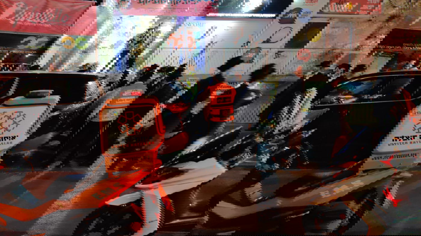 עם מגבעת וחליפה: דקירה בלב שכונת גאולה בירושלים