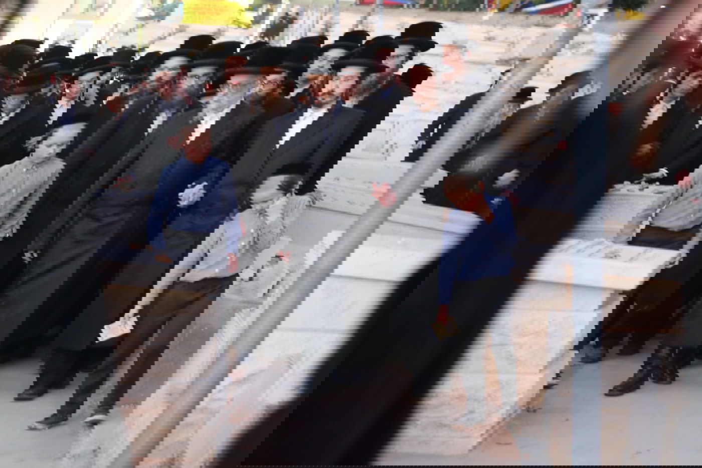 בראשות הרבי: חסידי סערט ויז'ניץ התפללו בציון האדמו"ר זצ"ל