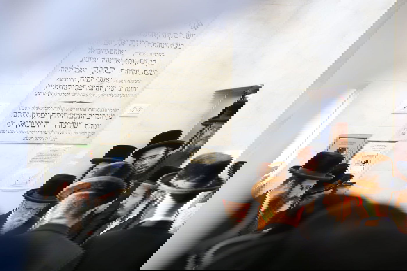 בראשות הרבי: חסידי סערט ויז'ניץ התפללו בציון האדמו"ר זצ"ל