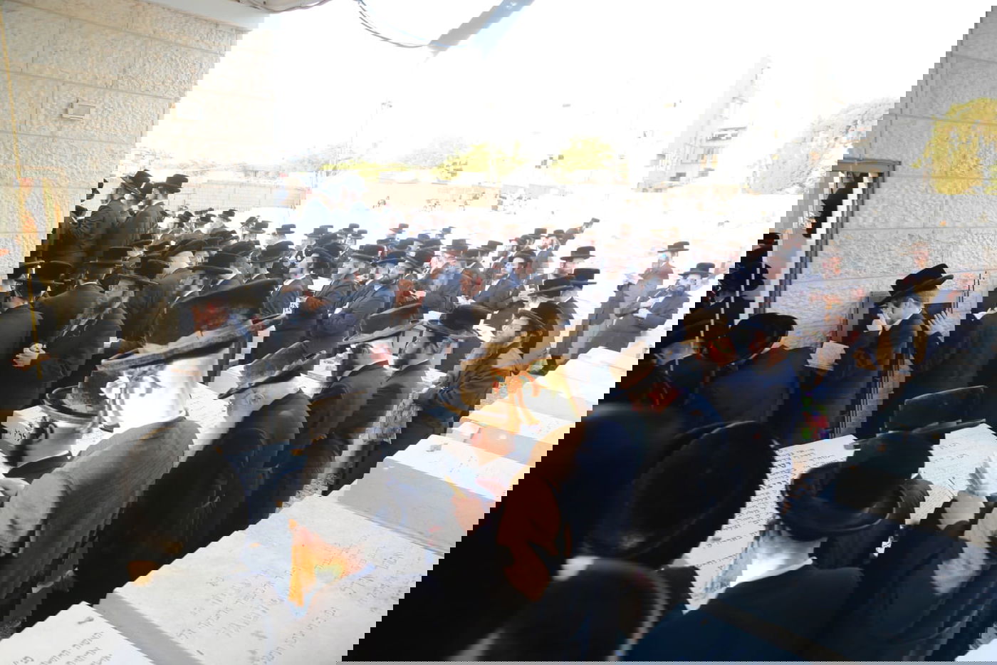 בראשות הרבי: חסידי סערט ויז'ניץ התפללו בציון האדמו"ר זצ"ל