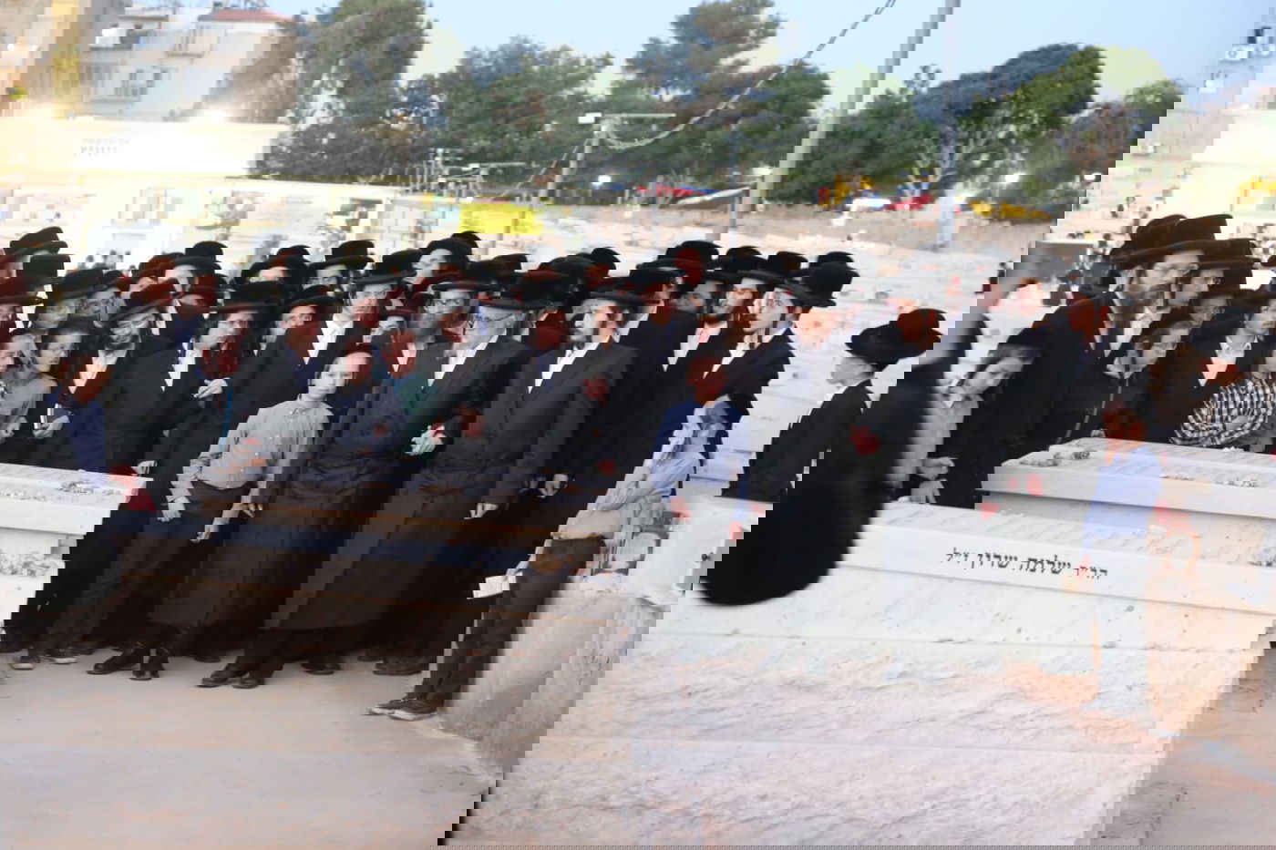 בראשות הרבי: חסידי סערט ויז'ניץ התפללו בציון האדמו"ר זצ"ל