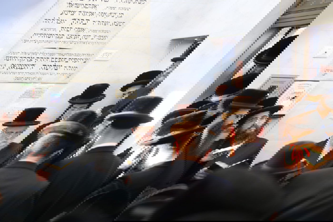 בראשות הרבי: חסידי סערט ויז'ניץ התפללו בציון האדמו"ר זצ"ל