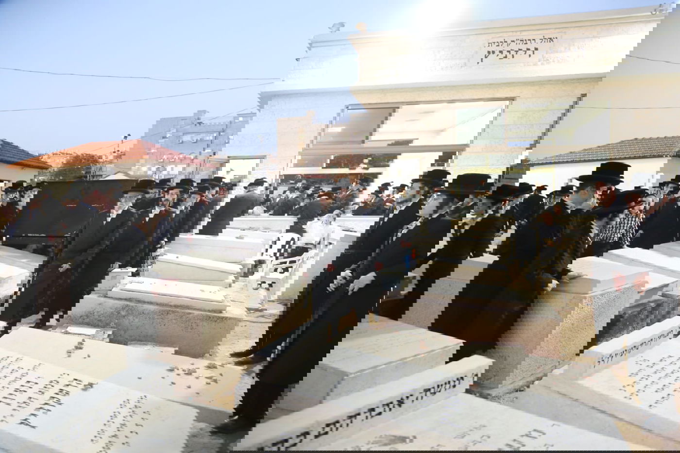 בראשות הרבי: חסידי סערט ויז'ניץ התפללו בציון האדמו"ר זצ"ל