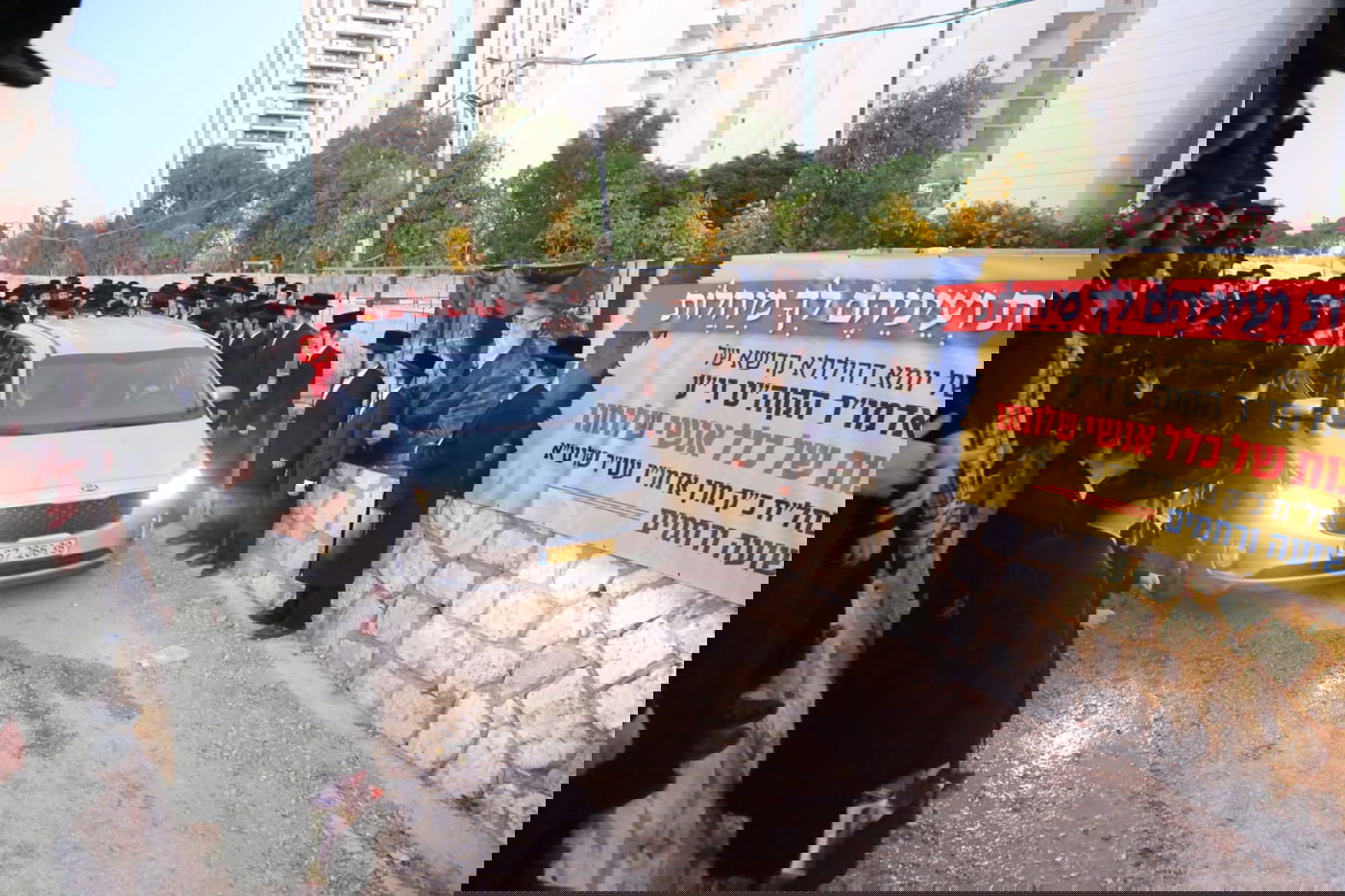 בראשות הרבי: חסידי סערט ויז'ניץ התפללו בציון האדמו"ר זצ"ל