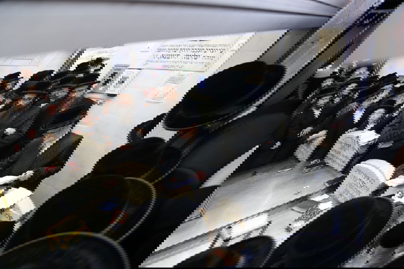 בראשות הרבי: חסידי סערט ויז'ניץ התפללו בציון האדמו"ר זצ"ל