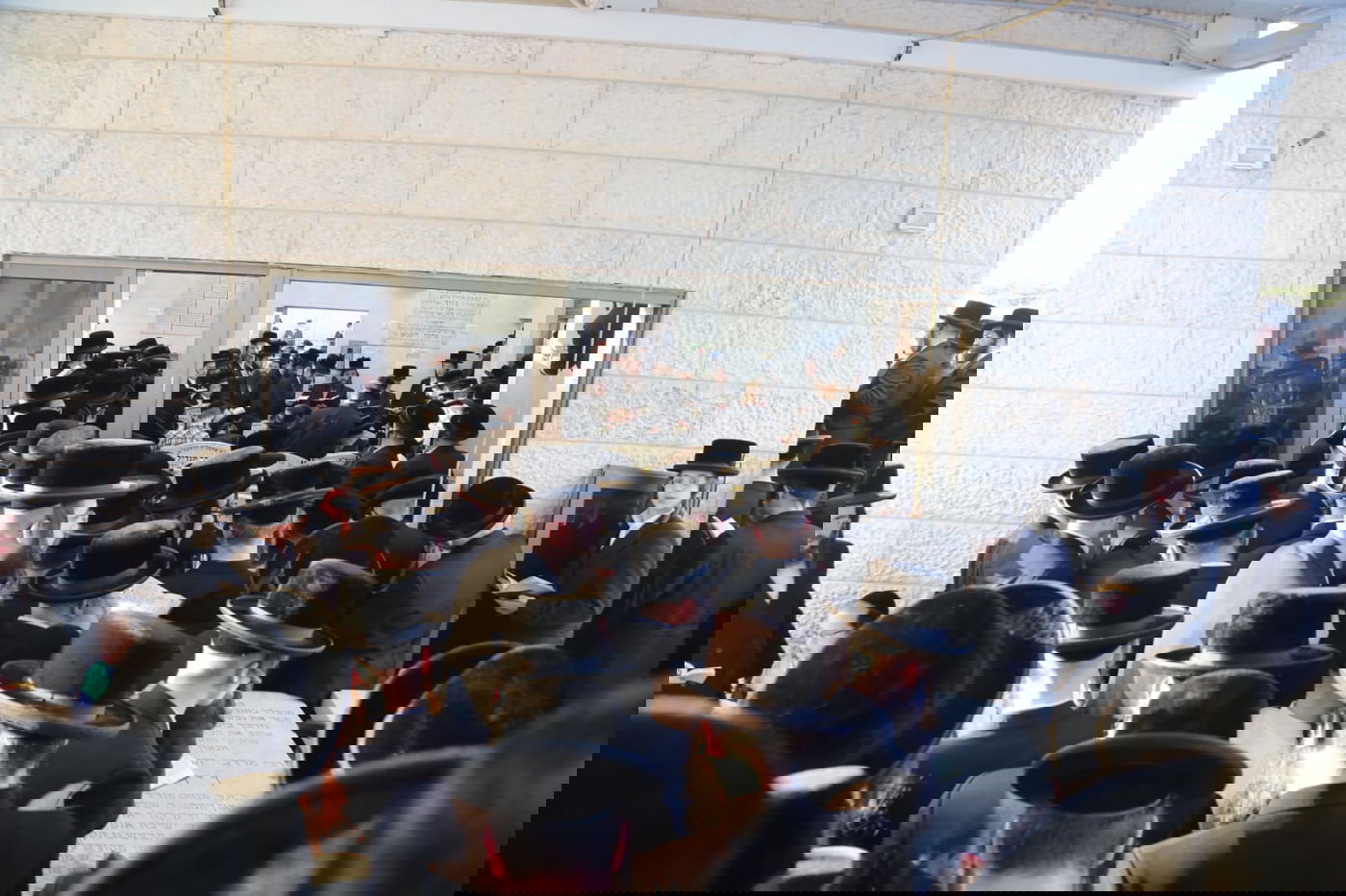 בראשות הרבי: חסידי סערט ויז'ניץ התפללו בציון האדמו"ר זצ"ל