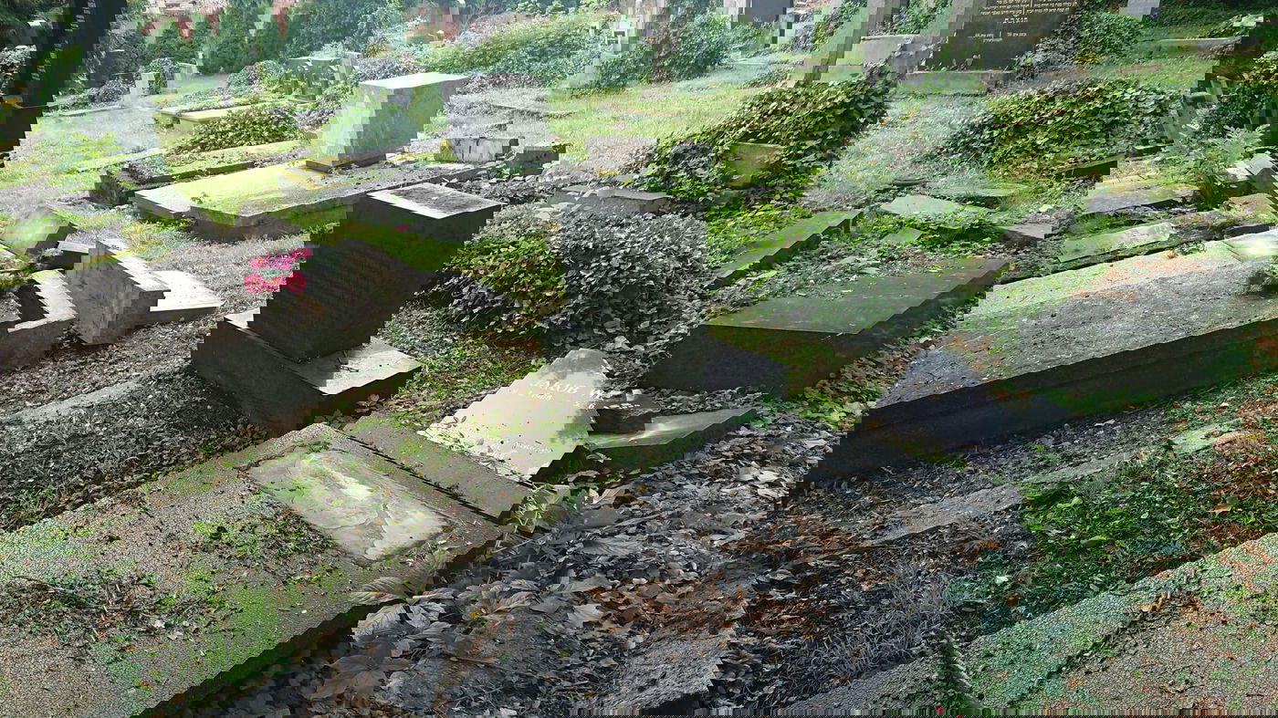 חלק מהמצבות המנותצות