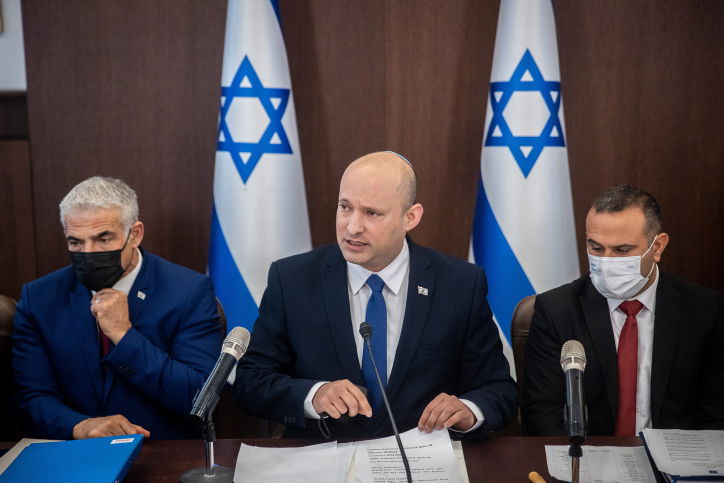 בנט בישיבת ממשלה, אילסטרציה