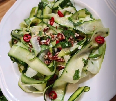 סלט זוקיני חי עם תוספות מטריפות וחריפות ממכרת