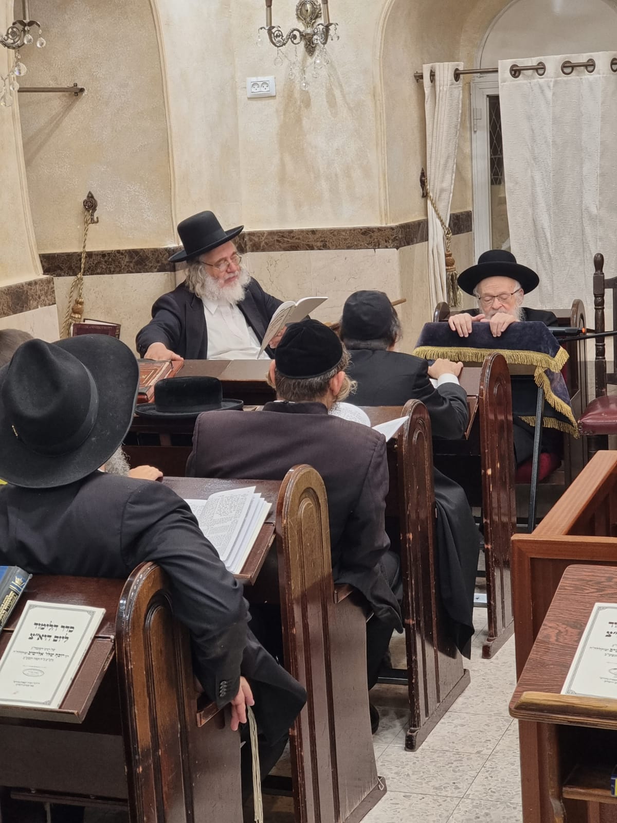 תיעוד: העלייה לקברו של מרן הגרי"ש אלישיב זצ"ל