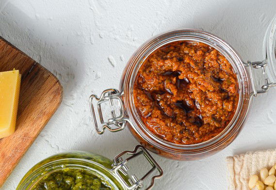 פסטו עגבניות מיובשות עם בזיליקום, אגוזי מלך ופרמזן