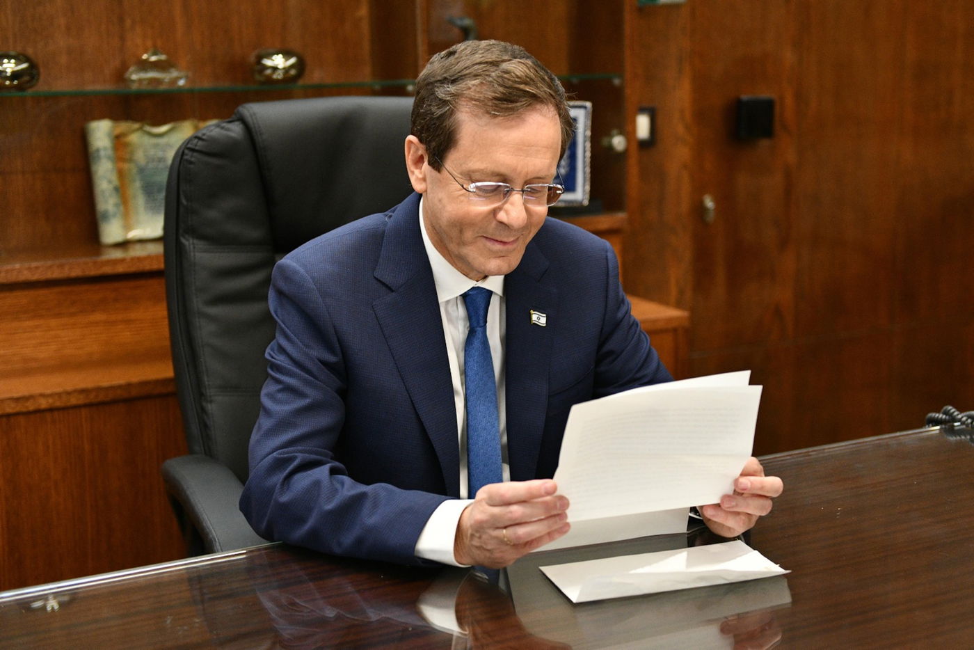 הרצוג בלשכתו