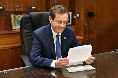 הרצוג בלשכתו