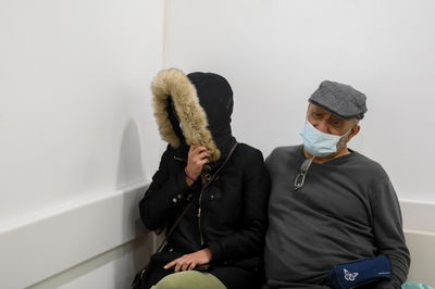 מעודה מלווה באביה, היום.