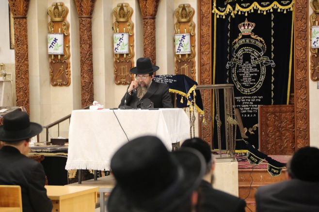 האדמו"ר מסטוטשין במסירת השיעור