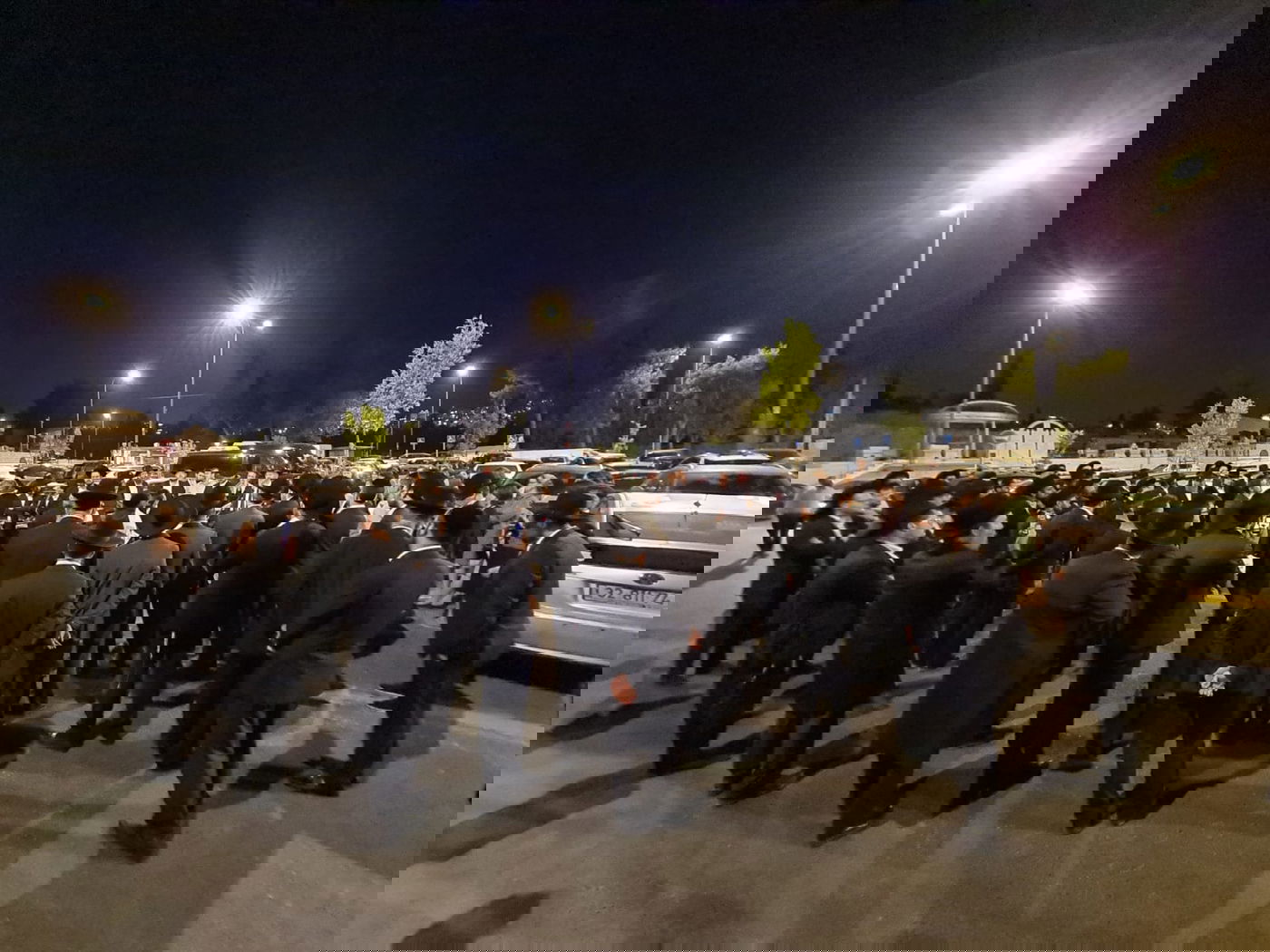 הגרב"מ אזרחי מירר בבכי בלוויה: "איי, בני האהוב"