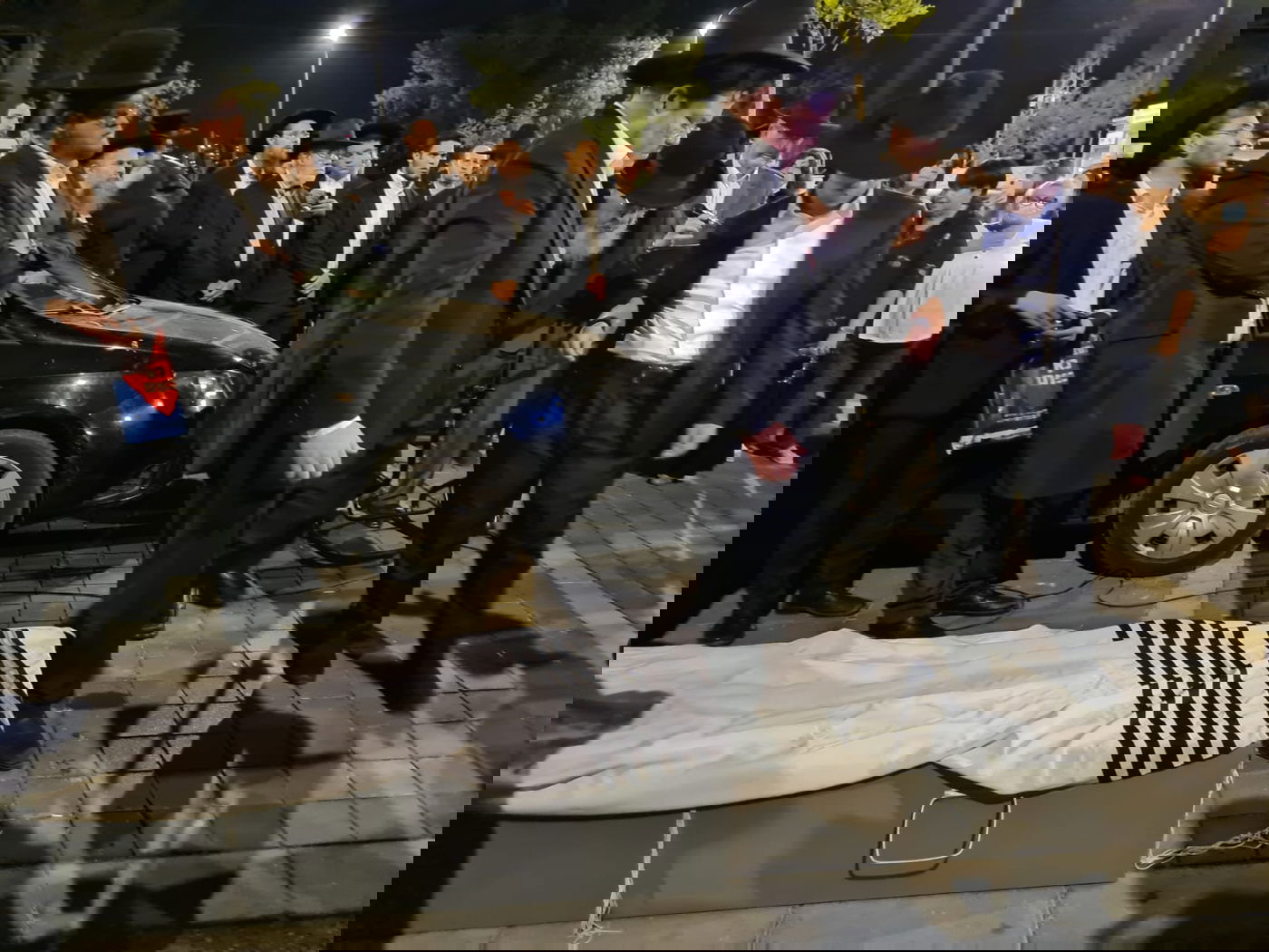 הגרב"מ אזרחי מירר בבכי בלוויה: "איי, בני האהוב"