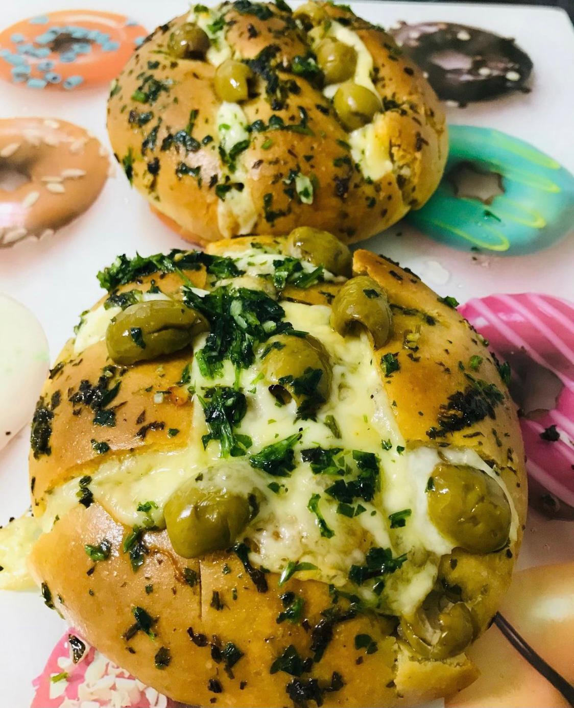 לחם כוסמין אישי במילוי גבינות וזיתים