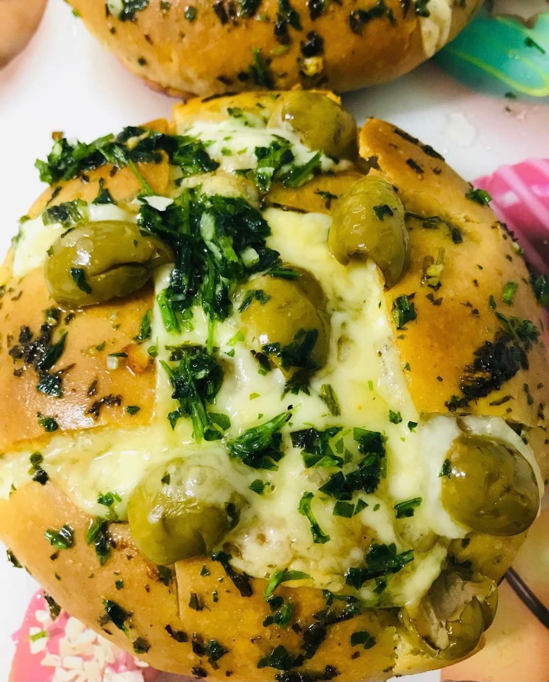 מתכון ללחם כוסמין קטן במילוי גבינות וזיתים