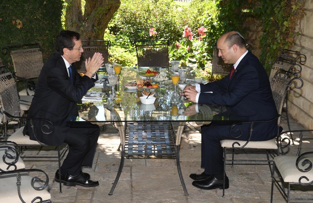 הנשיא הרצוג נפגש עם ראש הממשלה בנט