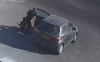 השוד: העיף את הנהגת לקרקע ופרץ לרכבה