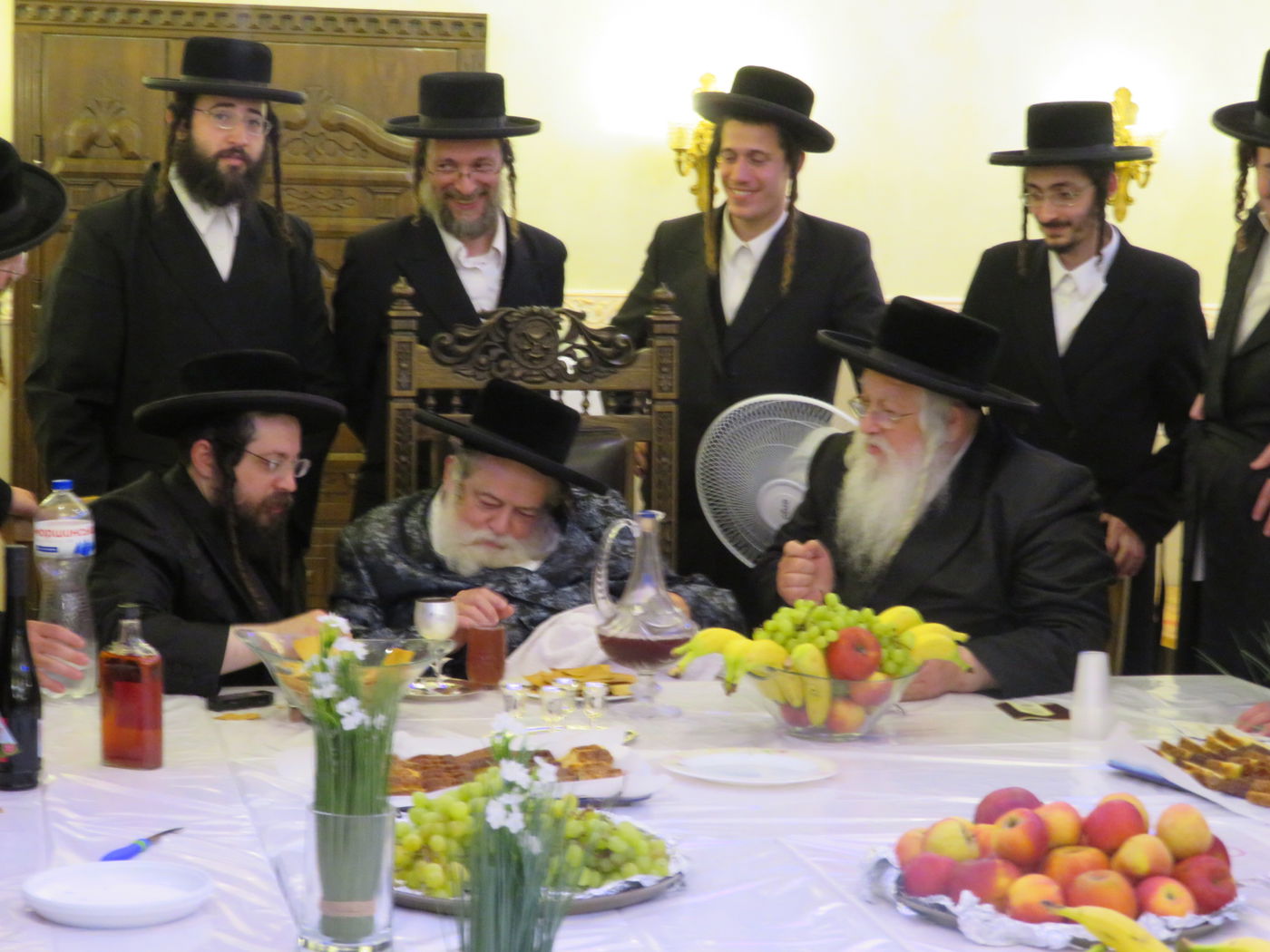 הרבי מתוא"י בתפילה בבארדיטשוב שבאוקראינה