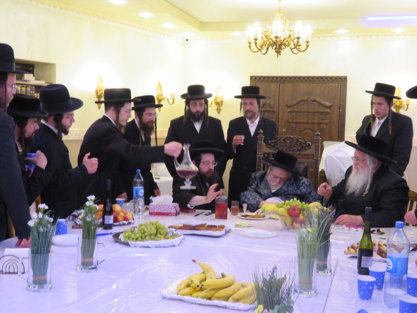 הרבי מתוא"י בתפילה בבארדיטשוב שבאוקראינה