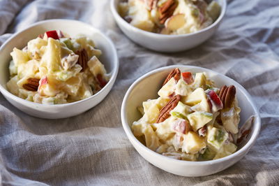 סלט תפוחים עם סלרי וגאודה ברוטב שמנת חמוצה