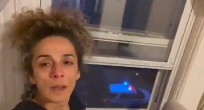 אחת העיתונאיות, מראה את ה-FBI תחת ביתה