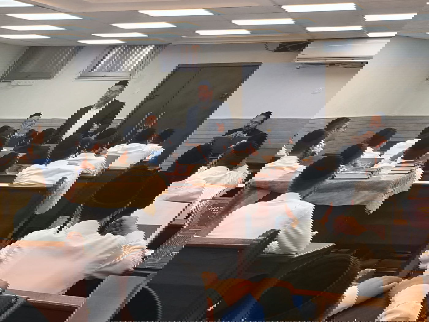 המשגיח המלומד בייסורים חיזק את הבחורים