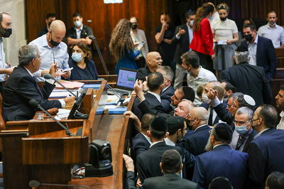 המהומה במליאה עם נפילת החוק