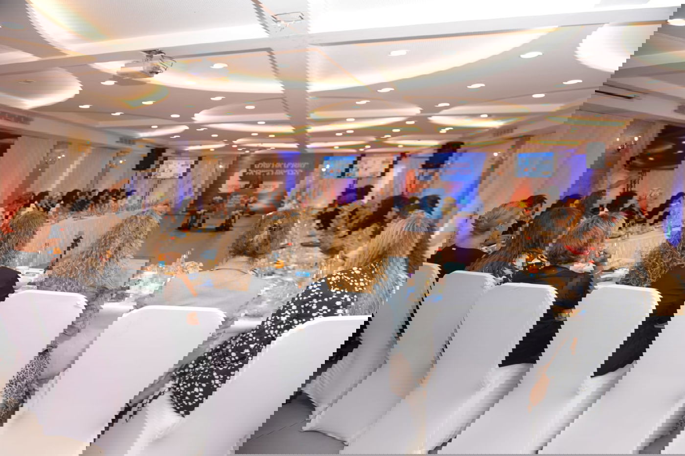 שורה של נשות תקשורת ומובילות דעת קהל חרדיות בכינוס